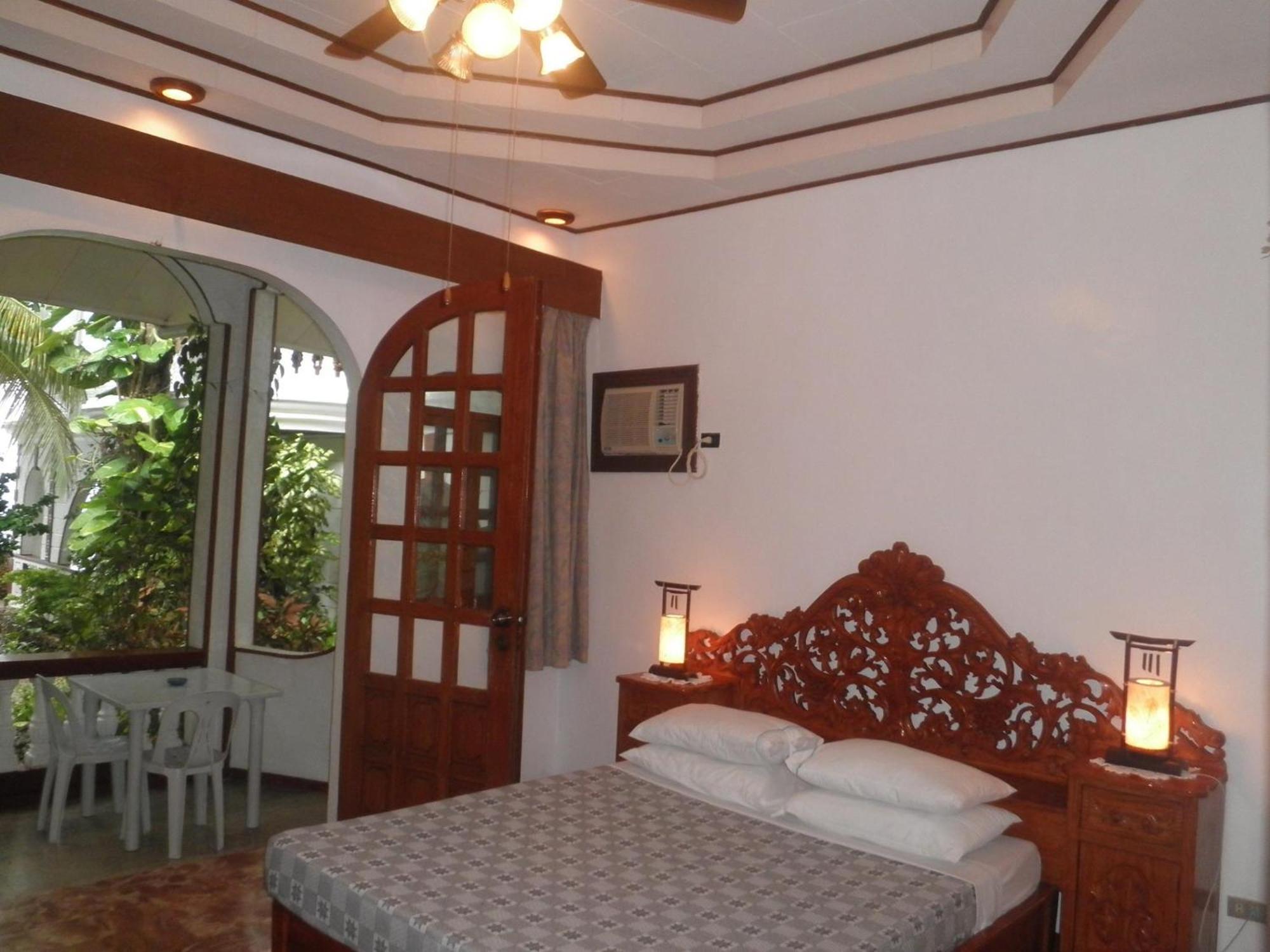 Blue Crystal Beach Resort Puerto Galera Exterior foto